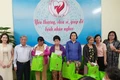 Tặng quà cho phụ nữ mù có hoàn cảnh đặc biệt khó khăn. 