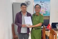 Công an xã Hoài Ân hỗ trợ người dân lấy lại tiền chuyển nhầm.