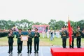 Thứ trưởng Bộ Quốc phòng (thứ 4 từ trái sang) trao Huân chương Bảo vệ Tổ quốc hạng nhất cho Sư đoàn 2. Ảnh: P.D
