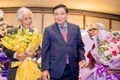 Phó Thủ tướng Chính Phủ Nguyễn Chí Dũng tặng hoa chúc mừng vợ chồng GS Trần Thanh Vân và GS Lê Kim Ngọc. 