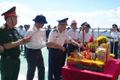 Các đại biểu dâng hương tưởng niệm các anh hùng liệt sĩ Tàu không số tại điểm C43B.