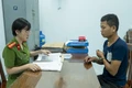 Công an phường Quy Nhơn lấy lời khai của Ngô Văn Bình, đối tượng trộm 7 điện thoại của đoàn múa lân tại phường Quy Nhơn. 