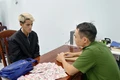 Công an Phường Quy Nhơn lấy lời khai đối tượng cướp túi xách của người phụ nữ khuyết tật bán vé số.