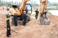 Lực lượng công an tại hiện trường khai thác cát trái phép trên sông Côn.