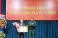 Trao tặng Huân chương Bảo vệ Tổ quốc hạng Ba cho Bí thư Tỉnh ủy Thái Đại Ngọc.