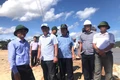 Phó Chủ tịch UBND tỉnh Nguyễn Tự Công Hoàng (bìa trái) chỉ đạo công tác khắc phục kè chắn sóng luồng tàu vào Cảng cá Tam Quan bị hư hỏng do bão số 13 gây ra. Ảnh: Đoàn Bình