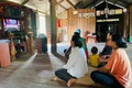 Gia đình ông Nay Kham xem truyền hình trực tiếp Đại hội đại biểu Đảng bộ tỉnh Gia Lai lần thứ I.