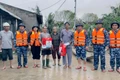 Bộ Tư lệnh Vùng Cảnh sát biển 2 tặng quà cho người dân vùng lũ Tuy Phước