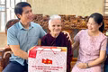 Phó Bí thư Tỉnh ủy Nguyễn Ngọc Lương thăm, tặng quà Mẹ Việt Nam Anh hùng và gia đình chính sách tại phường Pleiku.