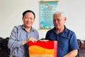 Chủ tịch UBND tỉnh Gia Lai Phạm Anh Tuấn thăm, tặng quà 5 gia đình chính sách ở phường Diên Hồng