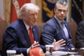 Iran nhắc tới 12 tỉ USD; ông Donald Trump cứng rắn