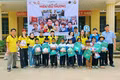 Ban tổ chức trao quà cho các em học sinh tại Trường Tiểu học và THCS Ia Phí (làng Jút, xã Ia Phí).