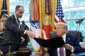 Tổng thống Trump chọn cố vấn mới giữa thời điểm then chốt