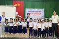 Học sinh khối lớp 1 Trường Tiểu học số 1 Phù Mỹ được tặng mũ bảo hiểm đạt chuẩn.