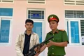 Công an xã An Vinh tiếp nhận khẩu súng nén hơi do người dân tự nguyện giao nộp.