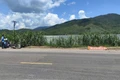 Hiện trường vụ tai nạn chỉ còn lại thi thể nạn nhân và chiếc xe mô tô nằm ở lề đường.