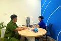 Cán bộ Công an phường An Khê làm việc với nhân viên ngân hàng để xác minh thông tin.