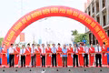 Các đại biểu thực hiện nghi thức cắt băng khánh thành Dự án Đường Điện Biên Phủ nối dài đến khu đô thị Diêm Vân.