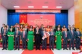 Trưởng ban Tuyên giáo và Dân vận Trung ương Nguyễn Trọng Nghĩa tặng hoa, chúc mừng Ban Chấp hành Đảng bộ phường Pleiku khóa I. Ảnh: Đức Thụy
