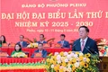Trưởng ban Tuyên giáo và Dân vận Trung ương Nguyễn Trọng Nghĩa tặng hoa, chúc mừng Ban Chấp hành Đảng bộ phường Pleiku khóa I. Ảnh: Đức Thụy