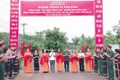 Binh đoàn 15 bàn giao đường điện chiếu sáng bằng năng lượng mặt trời cho làng Chư Kó