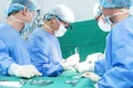 Đắp lá uống thuốc gia truyền trị bướu, ai ngờ bướu thòng xuống cổ, bít đường thở