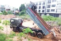 Bãi tập kết vật liệu giữa khu dân cư gây ô nhiễm