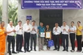 Xóa nhà tạm, dột nát và 100.000 đồng tặng dân