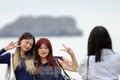 Giới trẻ thích thú check-in bình minh trên bãi đá ở Cát Bà