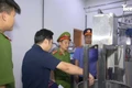 Đà Nẵng: Bên trong lò sản xuất nước giấm từ axit công nghiệp và nhà máy sản xuất nước yến giả