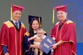 Cô gái trẻ bế con lên nhận bằng tốt nghiệp và hành trình cảm động phía sau