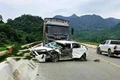 Tông nhau trên cầu, xe tải văng xuống vực, tài xế ô tô con tử vong, 5 người khác bị thương