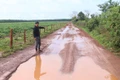 Dân làng Phăm Ó mong mỏi con đường bê tông