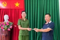 Nữ Đại úy Công an phường trả lại tài sản cho người đánh rơi