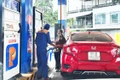 Giá xăng dầu đồng loạt giảm từ 15 giờ chiều 23-10. Ảnh: G.B