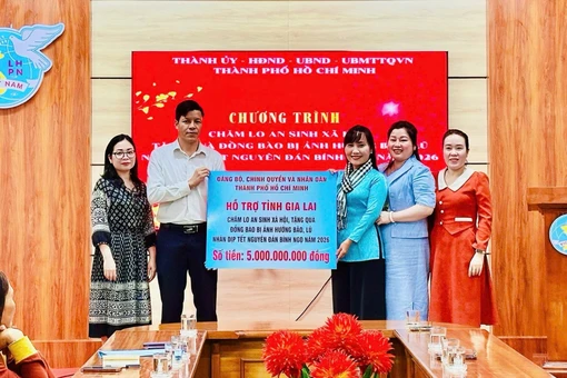 Đoàn công tác TP. Hồ Chí Minh do Phó Chủ tịch Thường trực Hội LHPN Trịnh Thị Thanh dẫn đầu trao tặng 5 tỷ đồng hỗ trợ an sinh xã hội và chăm lo Tết cho người dân bị ảnh hưởng bởi bão lũ tại tỉnh Gia Lai.