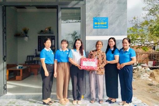 Bàn giao nhà Đại đoàn kết cho hội viên phụ nữ khó khăn.