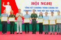 Bí thư Huyện ủy Chư Sê Lý Anh Sang khen thưởng các tập thể, cá nhân có thành tích xuất sắc trong triển khai Chương trình xóa nhà tạm, nhà dột nát năm 2025. Ảnh: Hoài Trương