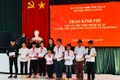Đồn Biên phòng Ia Púch trao kinh phí hỗ trợ cho học sinh nghèo vùng biên. Ảnh: N.T
