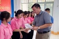 Bí thư Huyện ủy Chư Sê Lý Anh Sang trao quyết định kết nạp đảng cho học sinh Trường THPT Trần Cao Vân . Ảnh: Minh Lý