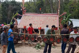 Nhà mồ-tác phẩm nghệ thuật bị “bỏ lại” cho gió núi Trường Sơn