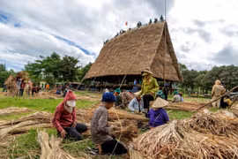 Làng Kon Băh dựng nhà rông mới sau vụ cháy