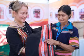 45 nghệ nhân thi đan lát, dệt thổ cẩm tại Tuần lễ Hoa Dã quỳ-Núi lửa Chư Đang Ya