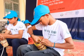 Truyền dạy nghề đan lát cho 40 học sinh Bahnar xã Hà Đông