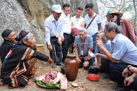Lễ cầu mưa của Yang Pơtao Apui trên đỉnh núi thần Chư Tao Yang