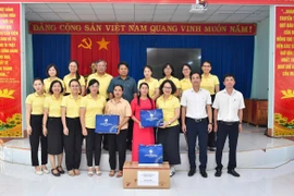 Trao tặng áo dài cho phụ nữ các xã biên giới Gia Lai