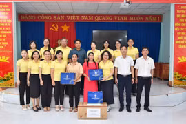 Trao tặng áo dài cho phụ nữ các xã biên giới Gia Lai