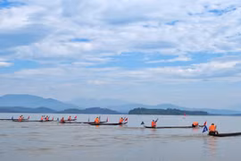 Xã Ia Bă giành cúp A Sanh hội đua thuyền độc mộc trên sông Pô Cô