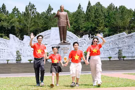 Nhiều gia đình vui chơi tại Quảng trường Đại Đoàn Kết (TP. Pleiku) trong kỳ nghỉ lễ. Ảnh: Đức Thụy