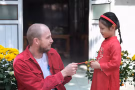 Du khách Đức trải nghiệm Tết ở làng Kẻ Nhợm